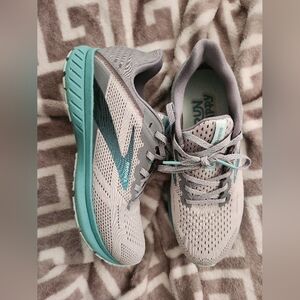Women's Brooks size 9